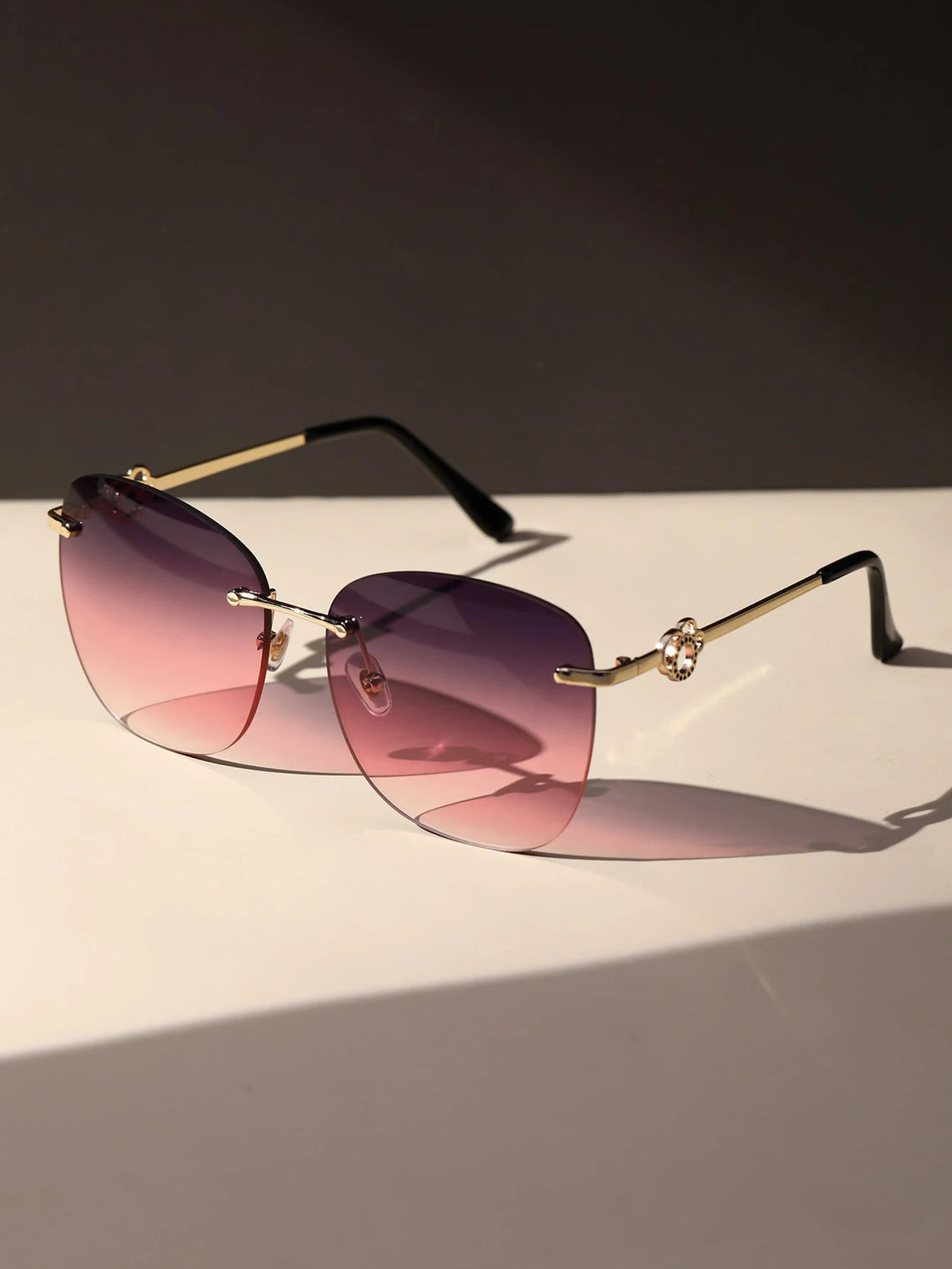 Óculos de Sol Feminino Ysa Geométricos Rosa com Lentes Degradê Sem Armação, Proteção UV400
