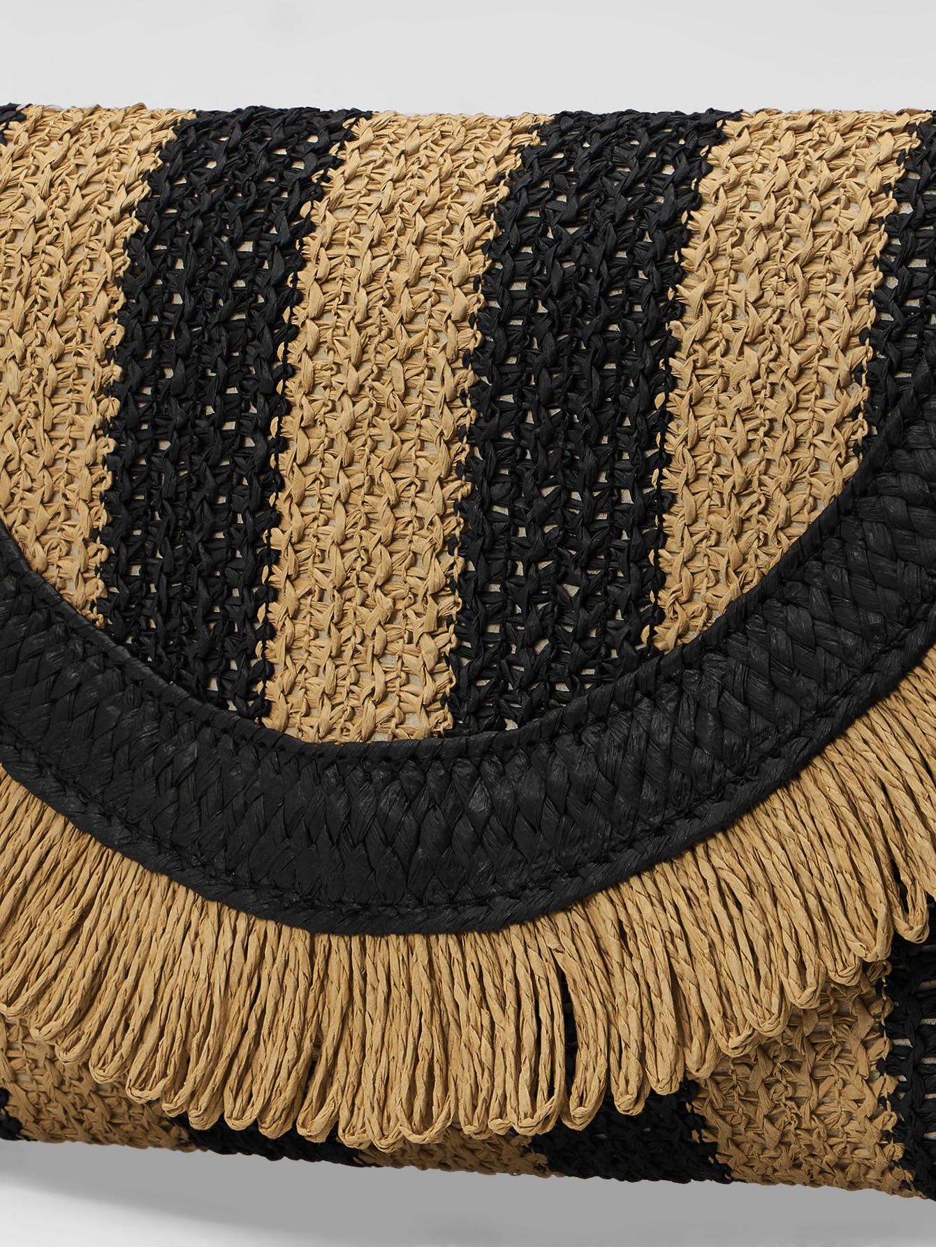  Bolsa de palha Fabi dois tons acabamento de franja aba