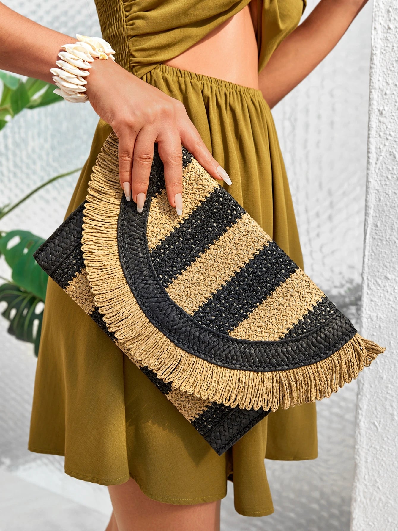  Bolsa de palha Fabi dois tons acabamento de franja aba