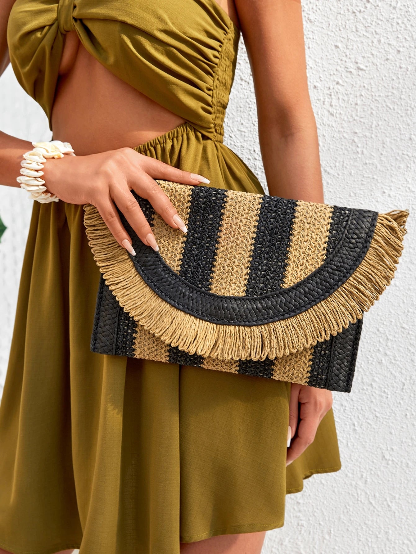  Bolsa de palha Fabi dois tons acabamento de franja aba