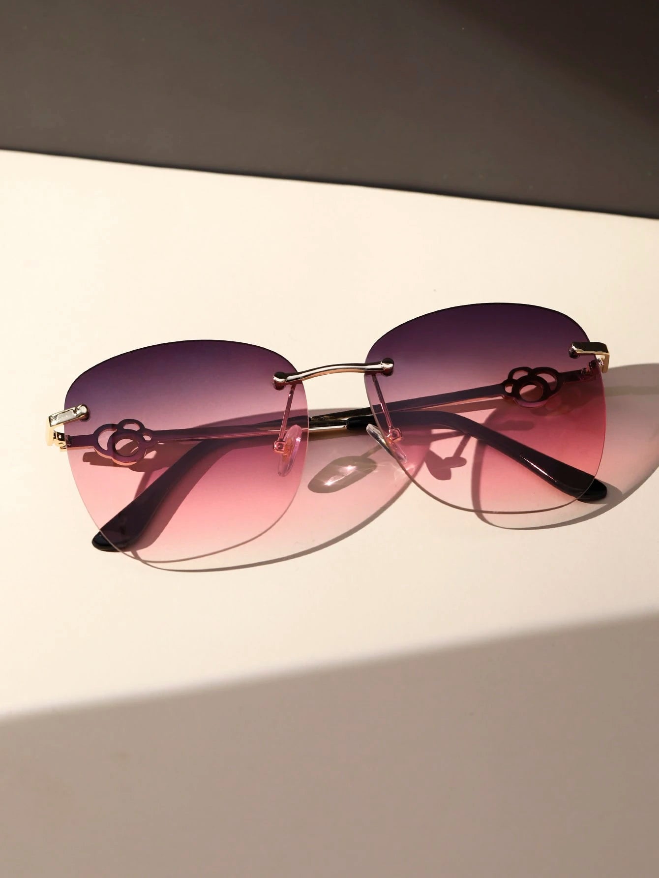 Óculos de Sol Feminino Ysa Geométricos Rosa com Lentes Degradê Sem Armação, Proteção UV400