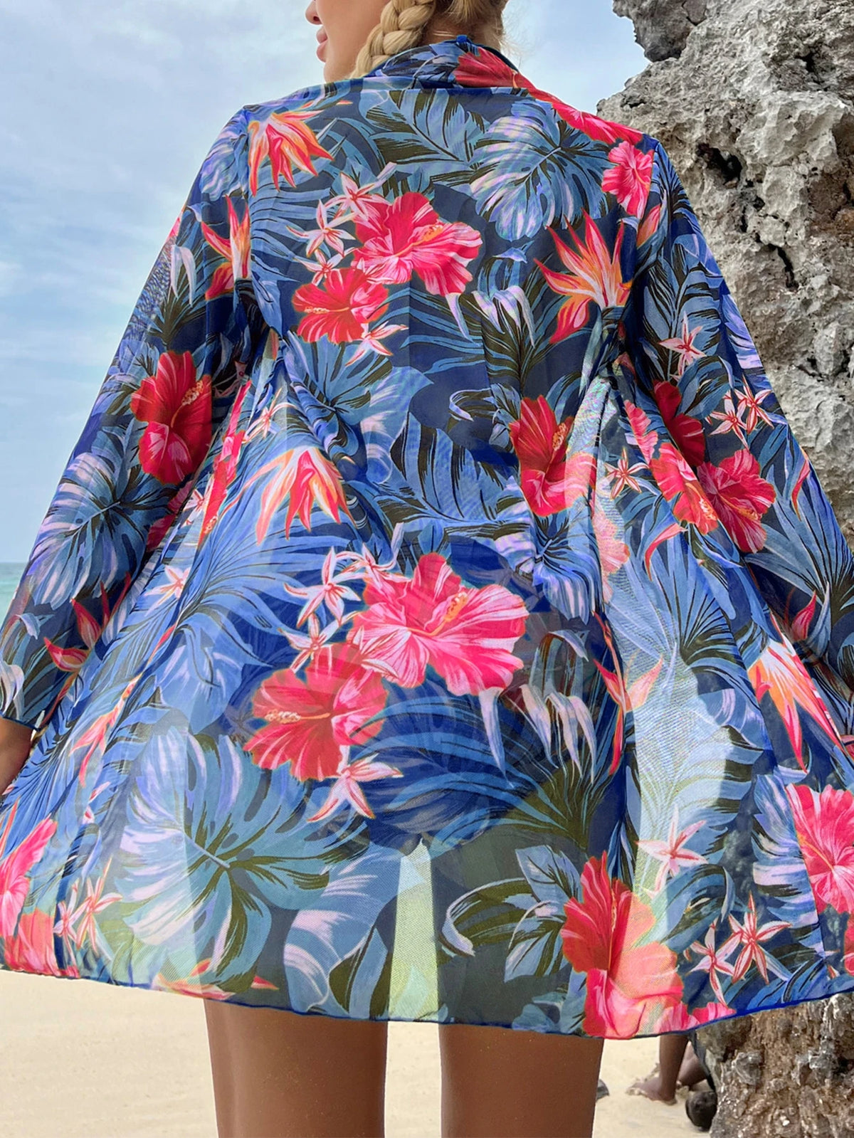 Saída de Praia Conjunto de Bikini (sutiã e calcinha) para mulher de pescoço Halter com estampa de plantas tropicais 