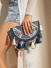 Bolsa Feminina Ana a tiracolo com capa do tipo flip em padrão geométrico