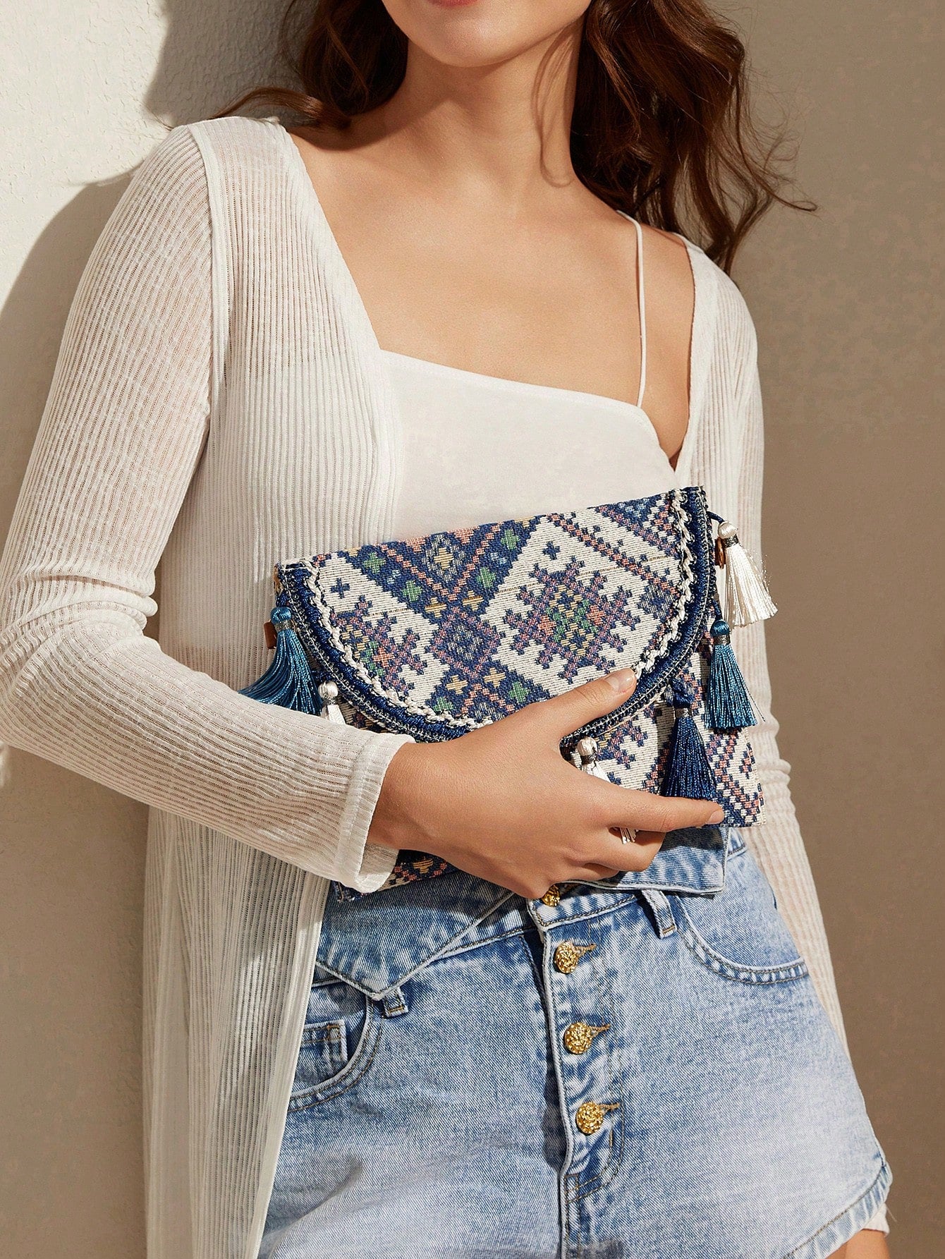 Bolsa Feminina Ana a tiracolo com capa do tipo flip em padrão geométrico 