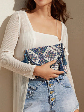 Bolsa Feminina Ana a tiracolo com capa do tipo flip em padrão geométrico 