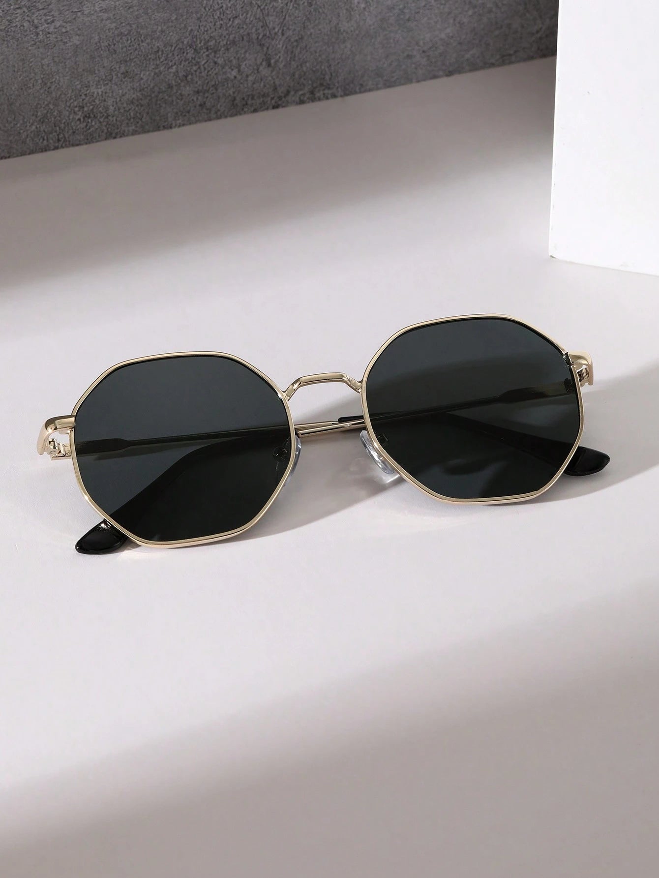  Óculos de Sol Feminino Mavi com Proteção UV de Moldura Geométrica 