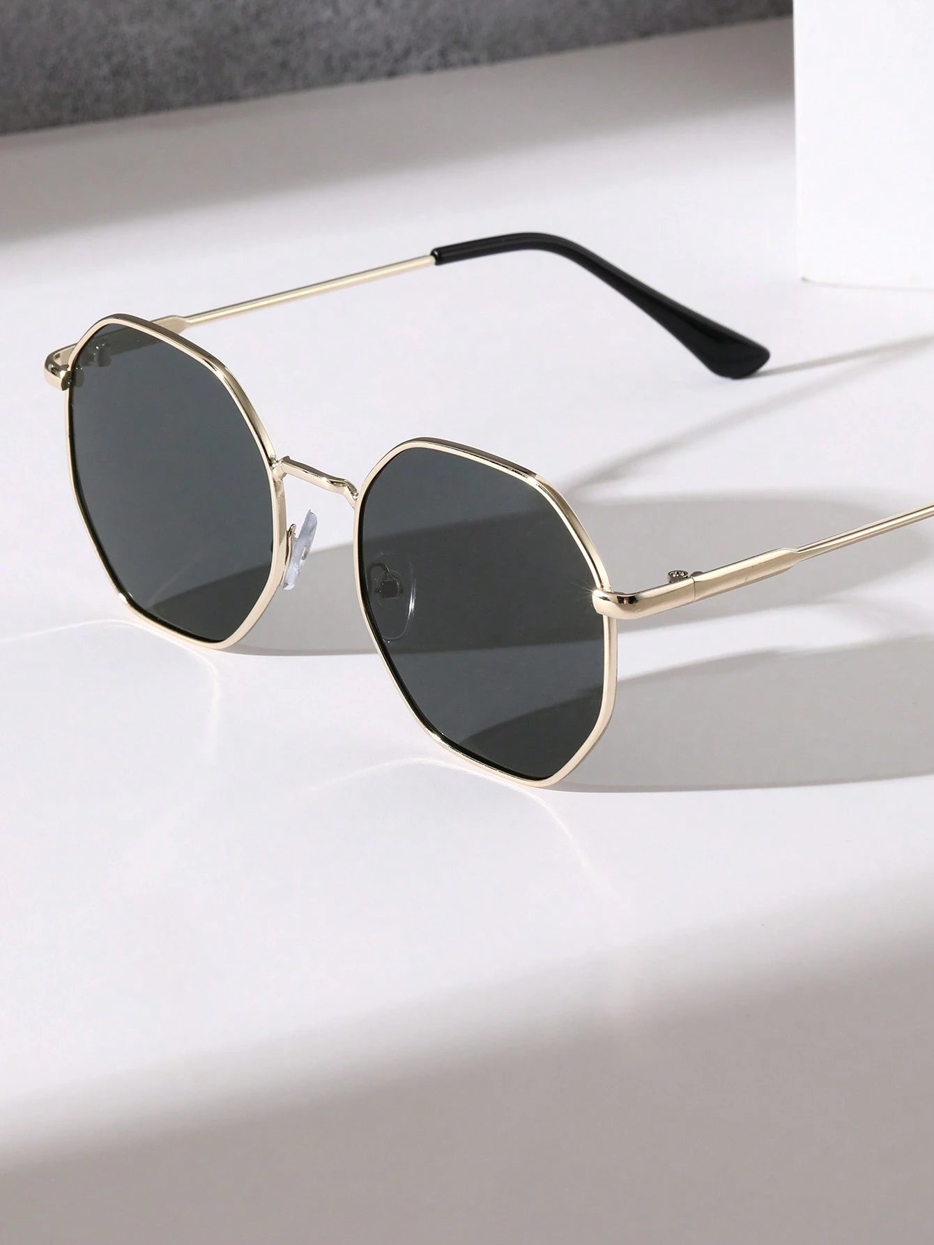  Óculos de Sol Feminino Mavi com Proteção UV de Moldura Geométrica 