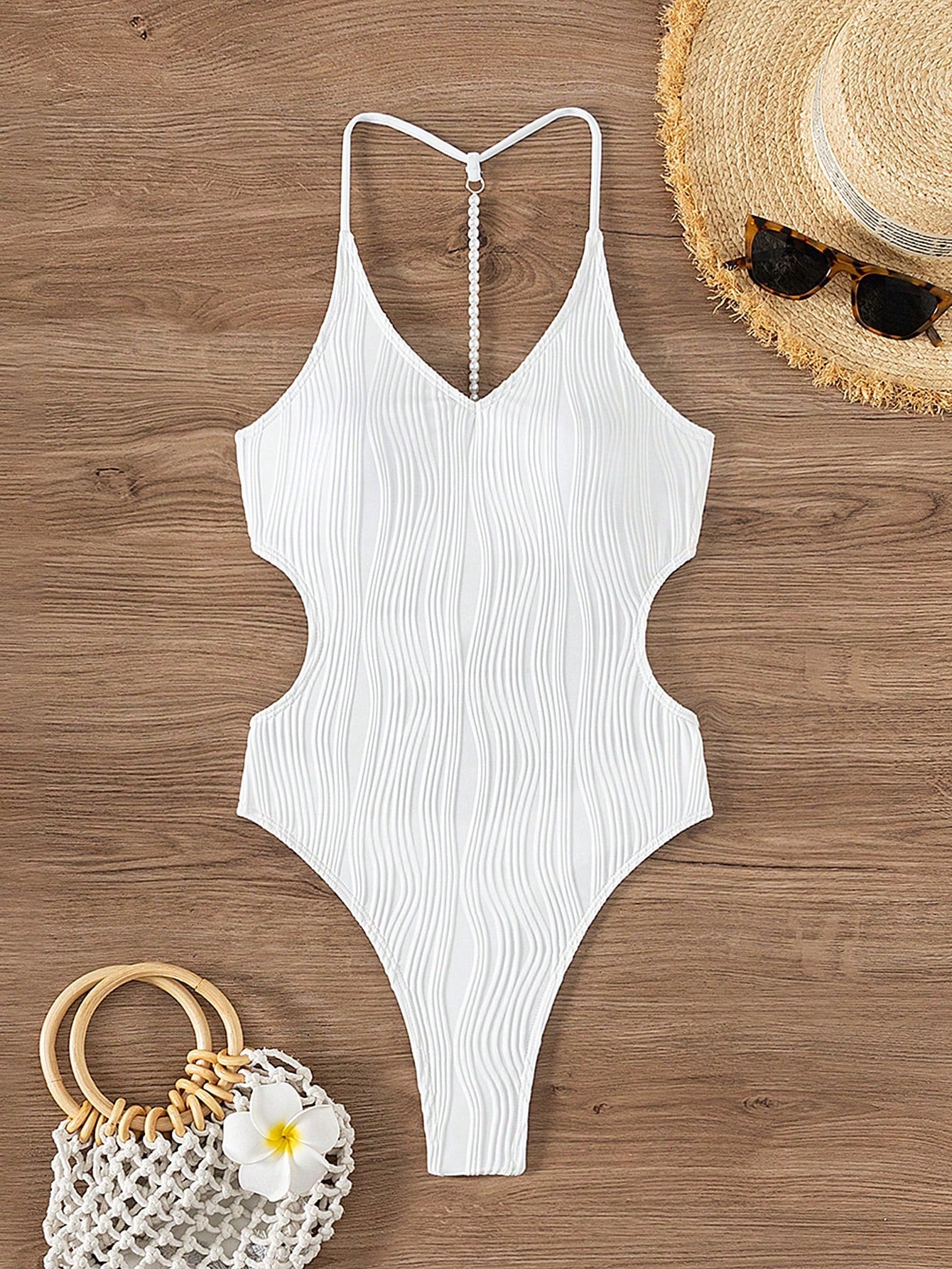 Maiô Feminino Clara Texturizado com Decote Halter e Cintura Vazada 