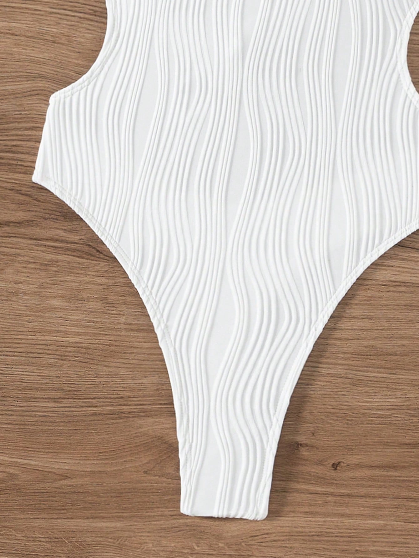 Maiô Feminino Clara Texturizado com Decote Halter e Cintura Vazada 