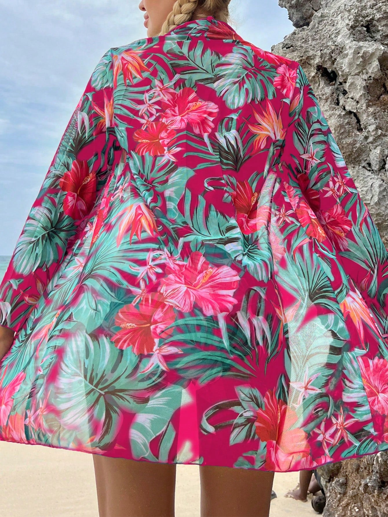 Saída de Praia Conjunto de Bikini (sutiã e calcinha) para mulher de pescoço Halter com estampa de plantas tropicais 