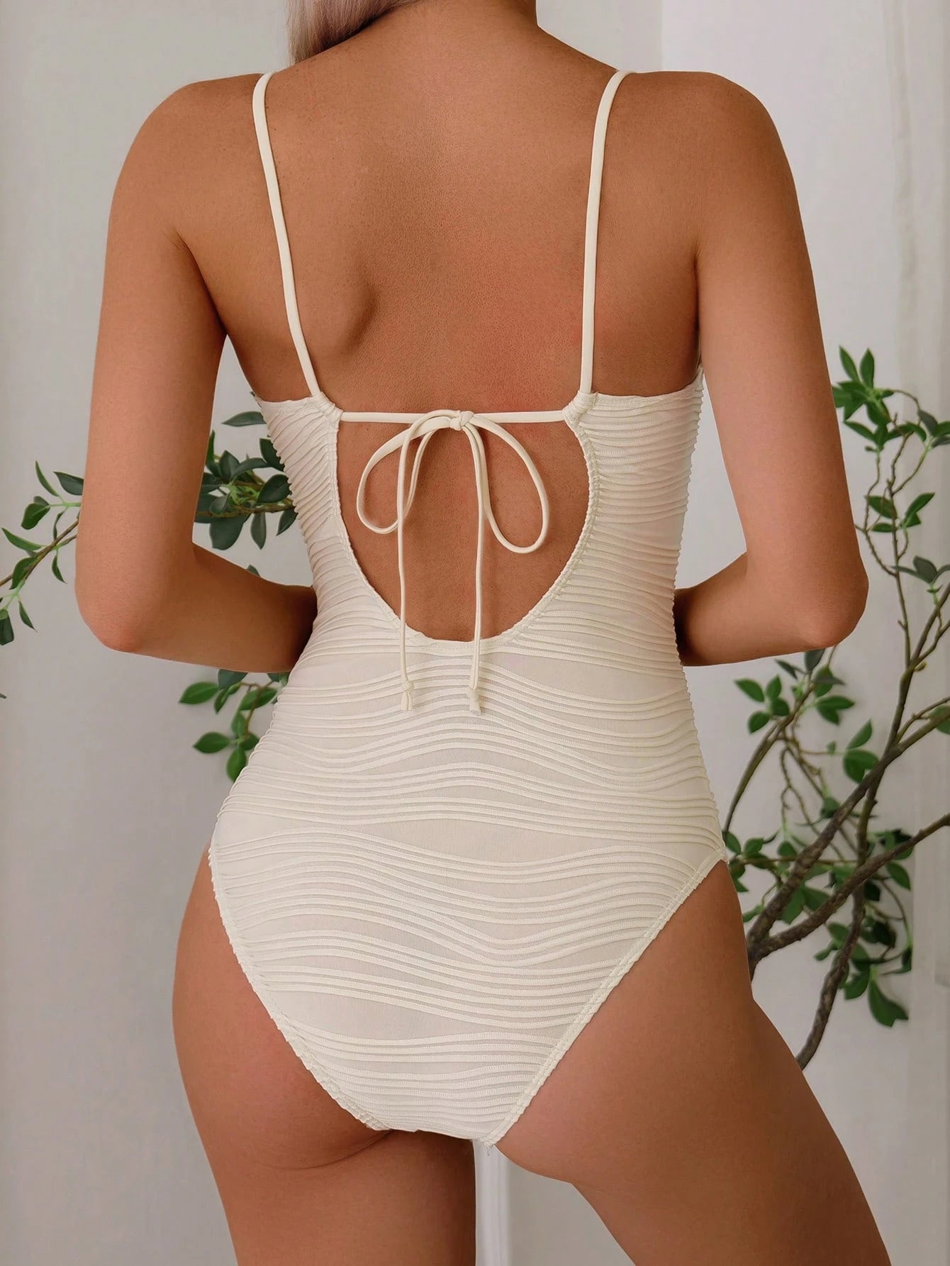 Maiô Beatriz de Pele Sólida de Tecido Texturizado com Franzido e Amarração Traseira