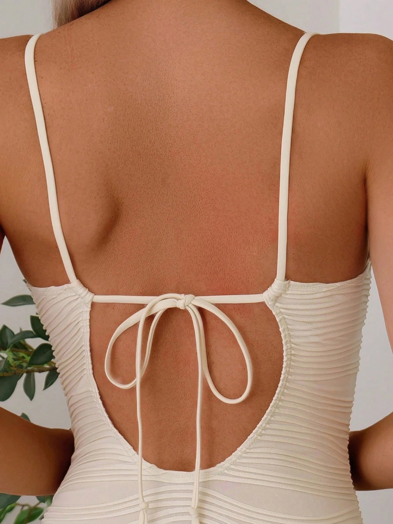 Maiô Beatriz de Pele Sólida de Tecido Texturizado com Franzido e Amarração Traseira