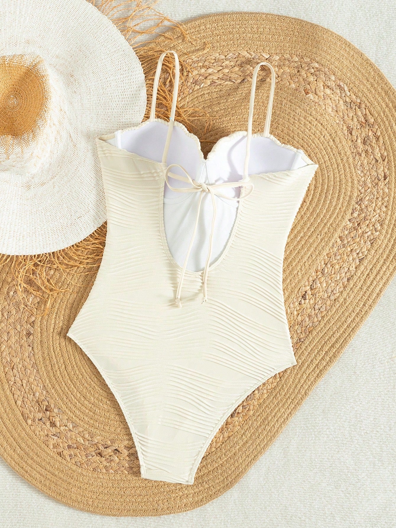 Maiô Beatriz de Pele Sólida de Tecido Texturizado com Franzido e Amarração Traseira