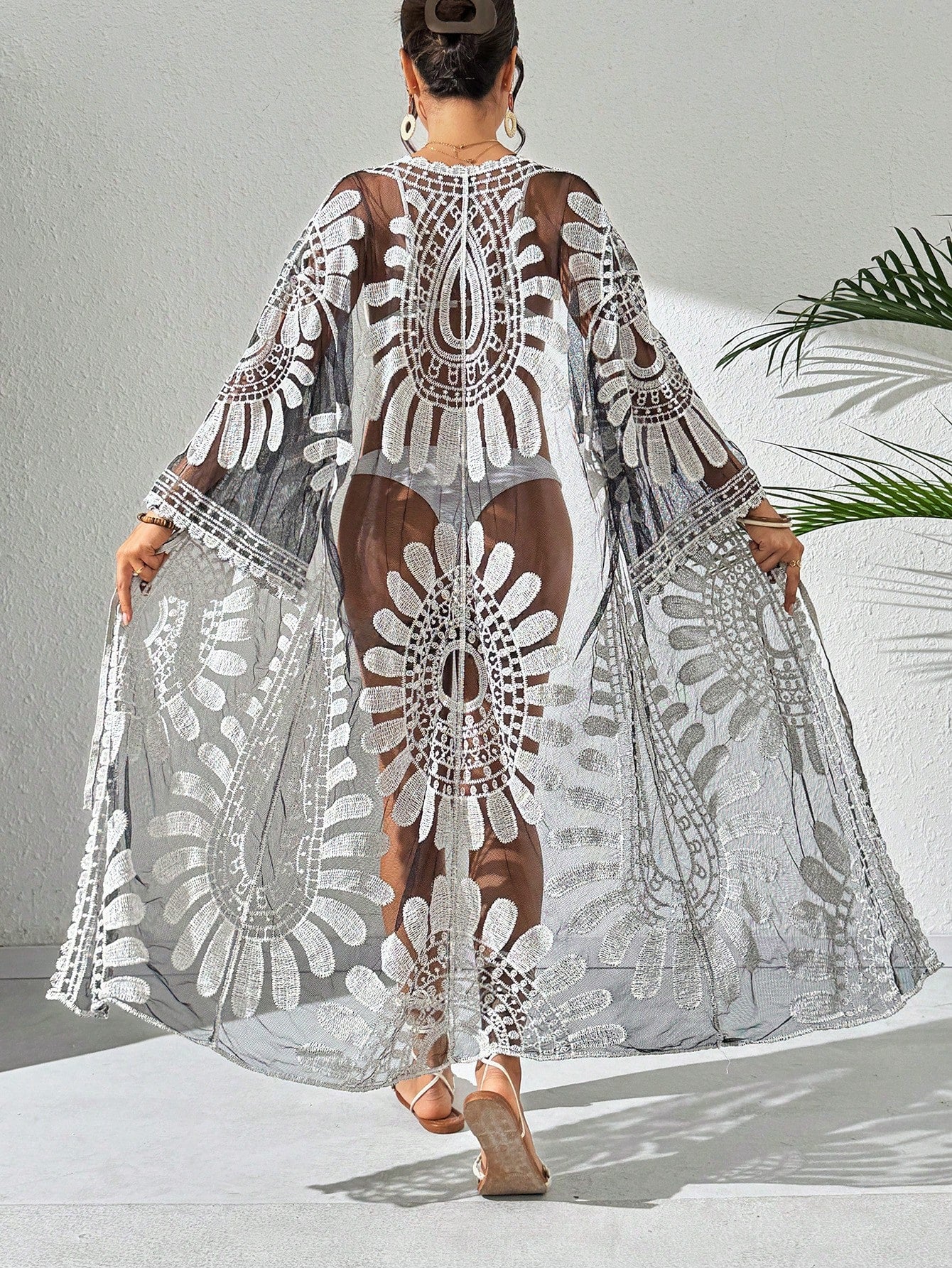 Saída de Praia Quimono Capa Transparente com Estampa Floral de Resort 