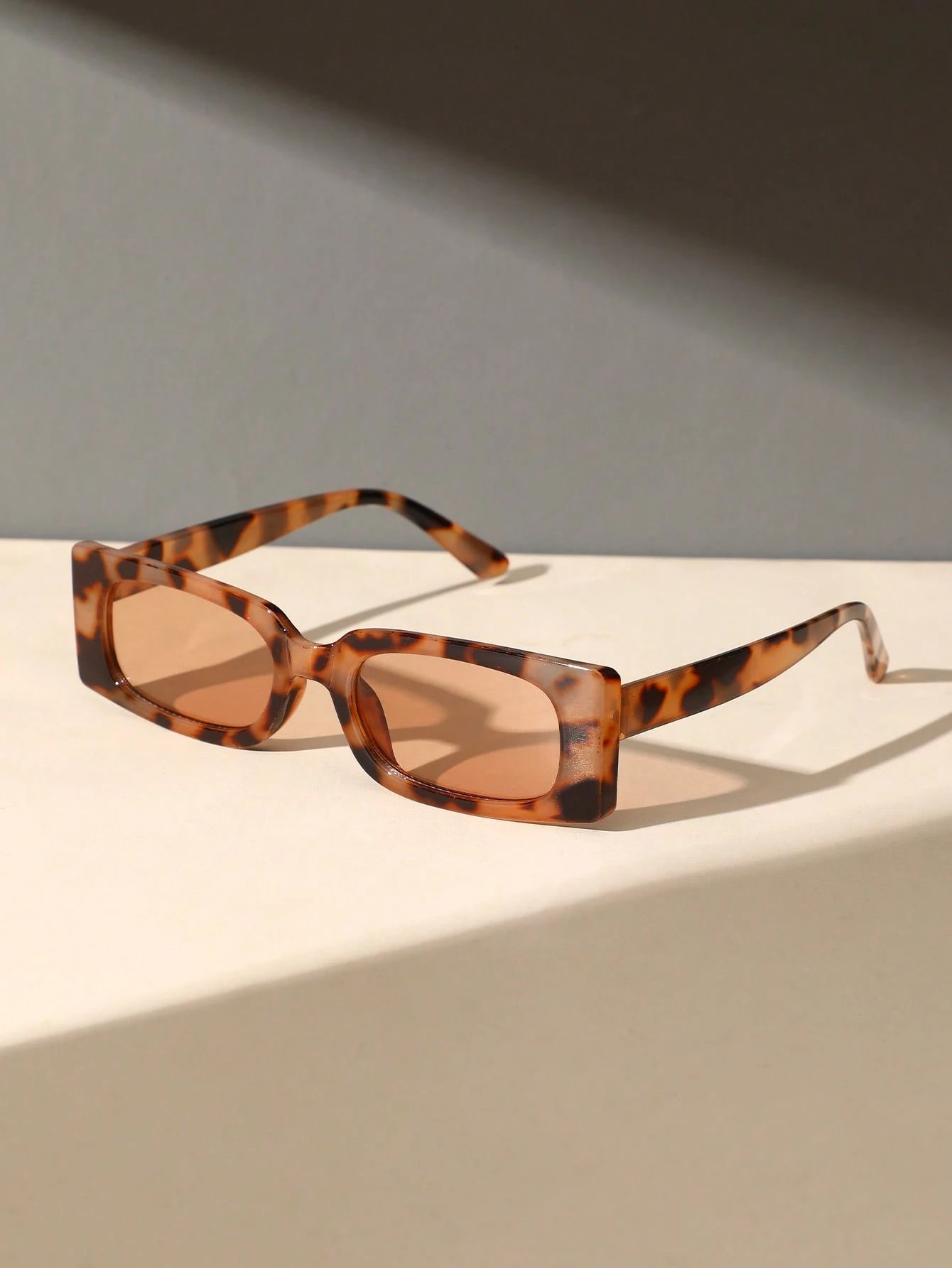  Óculos de Sol Feminino Eloá Elegante Retangular com Armação de Estampa de Leopardo 